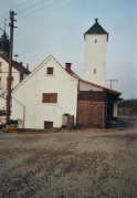 Hinterseite ehemaliges Feuerwehrhaus, im Hintergrund links "Alte Schule"