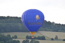 Heißluftballon setzt zur Landung in der Nähe des Wiesenhofes an