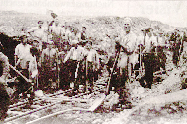Arbeiter beim Bahnbau
