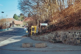 Dorfbrunnen und ehemalige Telefonzelle