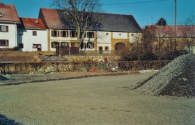 Neuanlage Dorfplatz, Hintergrund links Haus Peter Volz