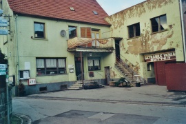 Gastwirtschaft Sutter, rechts daneben ehemaliger Tanzsaal der Gastwirtschaft Karl Harth