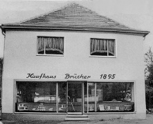 POI[49.49276,7.26635] Blickrichtung Süden auf Ehemaliges Kaufhaus Brücher, 1960er