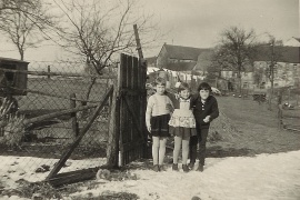 März 1960, Mühle Brücher im Hintergrund. Personen v. links: Ruth Ulruch, Ellen Zimmer, Helmtrud Lang