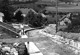 Blick auf den Selchenbacher Weg vom Dorfgemeinschaftshaus, der früheren Dorfschule